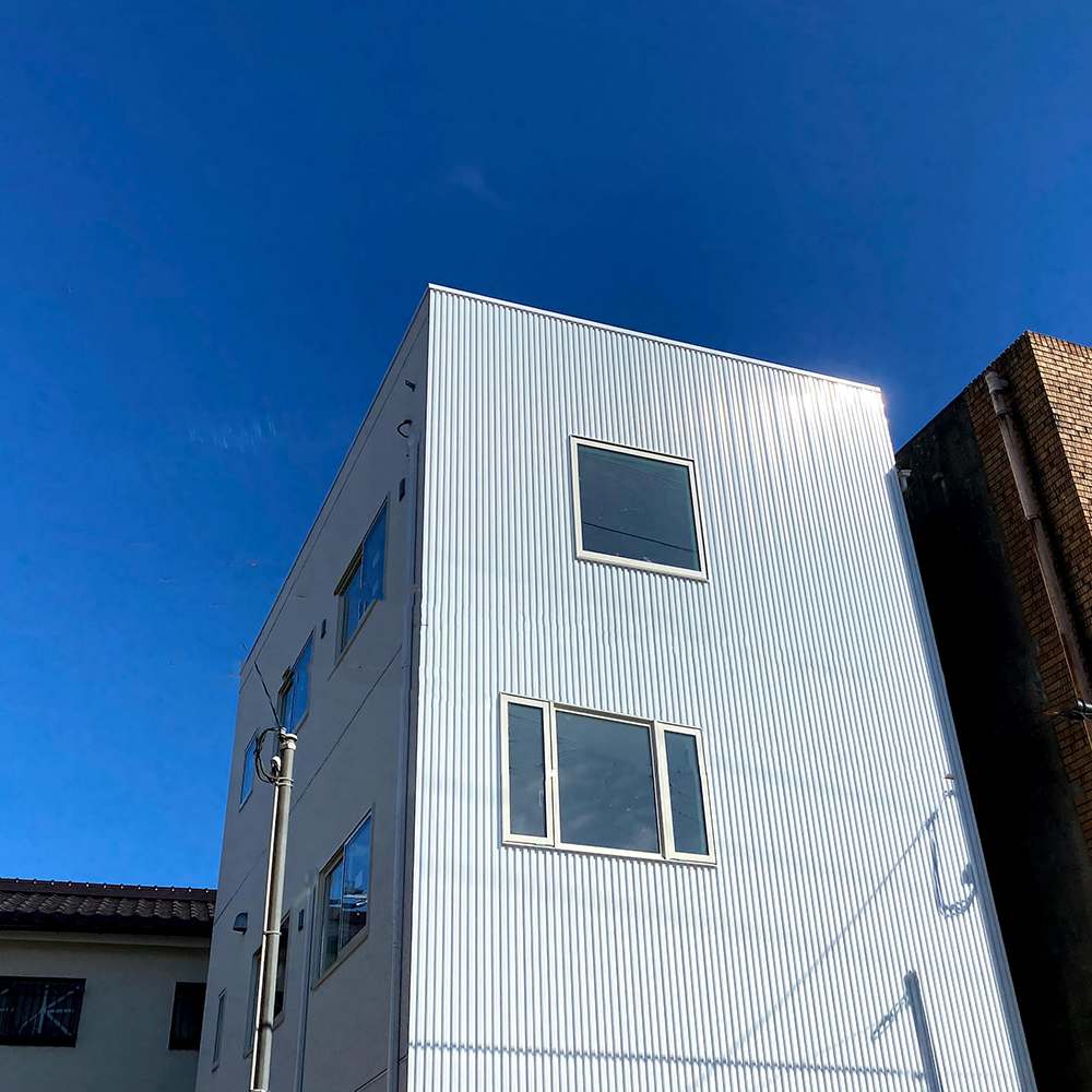 鹿児島市上草牟田で3階建ての家「ＦＬＡＴ３　ｉｎｎｅｒ　ＧＲＡＧＥ」完成見学会