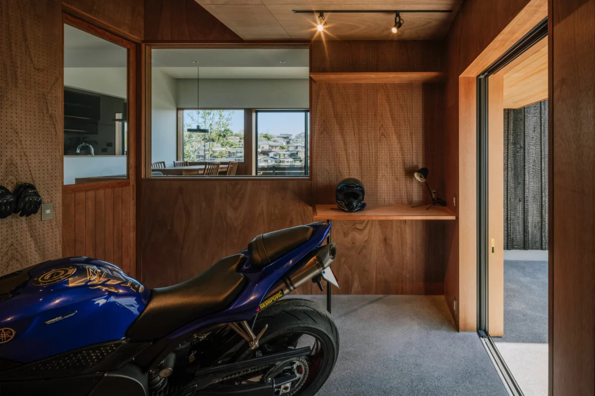 鹿児島市吉野町でリビングとつながるバイクガレージのある焼杉の平屋（2026/04/05） | ベガハウス